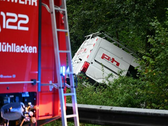 Der Klein-Lkw stürzte über eine Böschung. Die Feuerwehr barg das Fahrzeug. | Foto: pictureshooting.at/Albert Mikovits