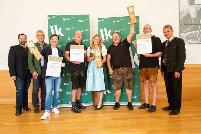Die strahlenden Sieger mit ihren Gratulanten: Mostproduzent des Jahres 2023 Günter Brunner (3.v.l.), Saftproduzenten des Jahres 2023 Jennifer und Gottfried Trummer (Mitte) und die Edelbrenner des Jahres 2023 Günter und Robert Peer (3. und 2.v.r.). Es gratulieren Präsident Franz Titschenbacher (rechts) sowie Verkostungschef Georg Thünauer (links) und der Präsident des österreichischen und steirischen Obstbauverbandes Manfred Kohlfürst (2.v.l.). | Foto: LK Steiermark/Danner
