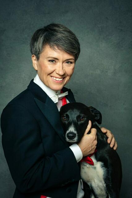 Dominika Meindl liest zusammen mit den drei Eseln Jolly, Fejalema und Biggi Beiträge zur Tierpsychologie aus dem Jahr 1912. | Foto: Zoe Goldstein