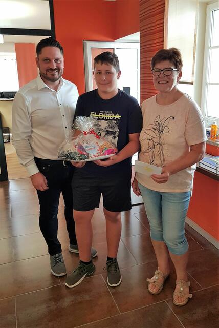 Thomas Niklos mit den Gewinnern Florian Matkovits und Anneliese Kautz. Weitere Gewinner sind Petra Fennesz, Gerhard Flatzbauer, Lisa Kübler und Margit Kaiser-Mühlecker. | Foto: Gemeinde Unterfrauenhaid