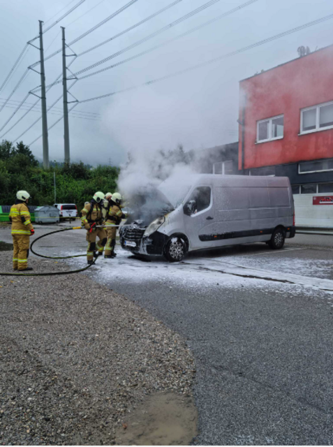 Fahrzeugbrand in Eugendorf am 30. August 2023 | Foto: FF Eugendorf