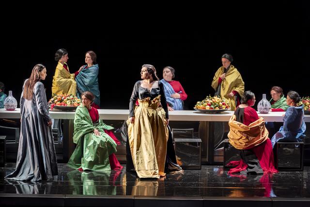 Anastasia Boldyreva (Holofernes), Sophie Rennert (Juditha) &amp; der Coro Maghini in Vivaldis «Juditha triumphans»  | Foto: Birgit Gufler 