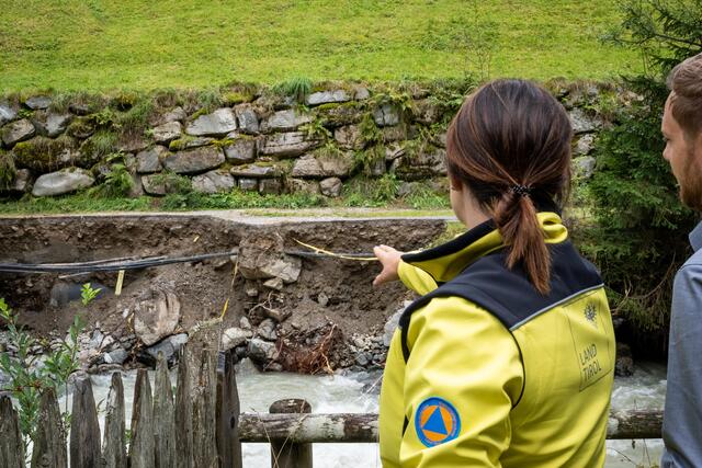 LRin Mair bei der Begutachtung der Hochwasserschäden in Jerzens.
 | Foto: Land Tirol / Christanell