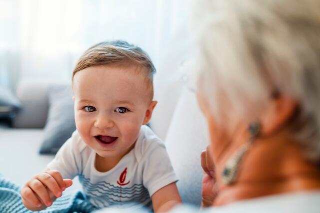Seminar am 19. Oktober 2023 und 28. Februar 2024 über "Bindungsentwicklung, kindliche Signale, Auswirkung von Fremdbetreuung" - 
Titel: GroßEltern werden - GroßEltern sein | Foto: Kleinkind mit Oma Dragana Gordic shutterstock _067035