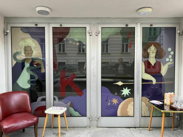 Starke Frauen zieren jetzt den Hintereingang des Kosmos Theaters. | Foto: Petra Sturma