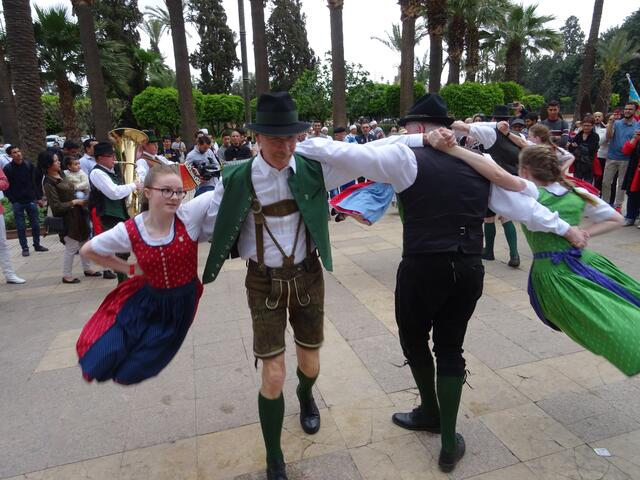 Bei einem Auftritt in Marrakesch zeigten die TänzerInnen den "kleinen Mann im Gedränge"
 | Foto: VTK Fischbach