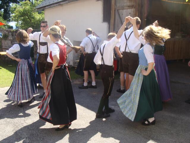 Natürlich dürfen Auftritte in der Heimatgemeinde nicht fehlen, hier ein Tanz beim Pfarrfest | Foto: VTK Fischbach