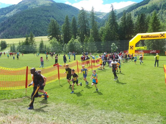 Die Athleten nahmen am Sporttag der Schule und an den wöchentlichen Trainings im Rahmen des Ferienprogramms für die Kleinsten teil. | Foto: run2gether