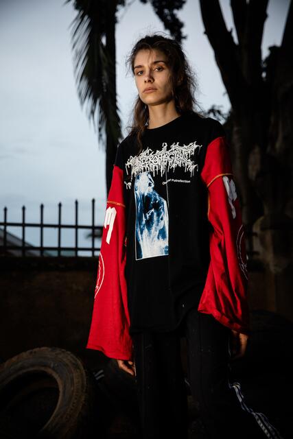 Zum großen Finale des Streifzugs durch den Zoo spielt Klangkünstlerin Elvin Brandhi auf der Bühne im Streichelzoo. | Foto: Sophie Garcia