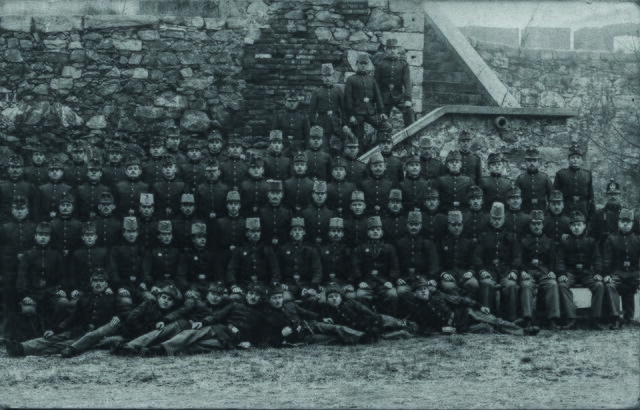 Im Jahr 1914 positionierte sich ein Zug des Infanterieregiment 14 „Hessen“ zum Gruppenfoto vor der Schlossmauer. | Foto: Sammlung Gstöttenmayr
