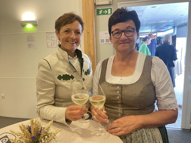 LK-Vizepräsidentin Maria Pein mit Bezirksbäuerin Maria Matzhold (r.)