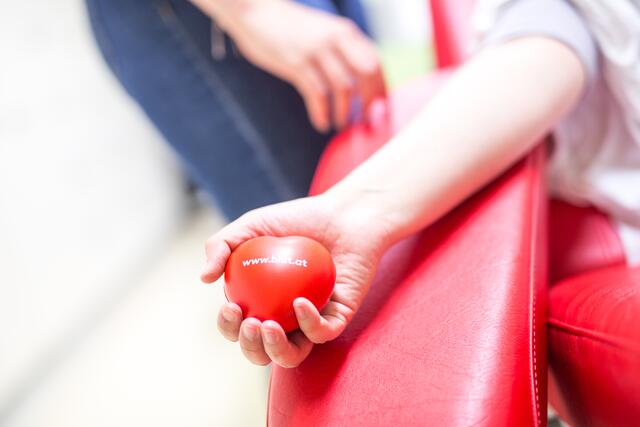 Das Rote Kreuz ruft zum Blutspenden auf. Am häufigsten fehlen Blutgruppen "A positiv" und "A negativ". | Foto: ÖRK/Holly Kellner