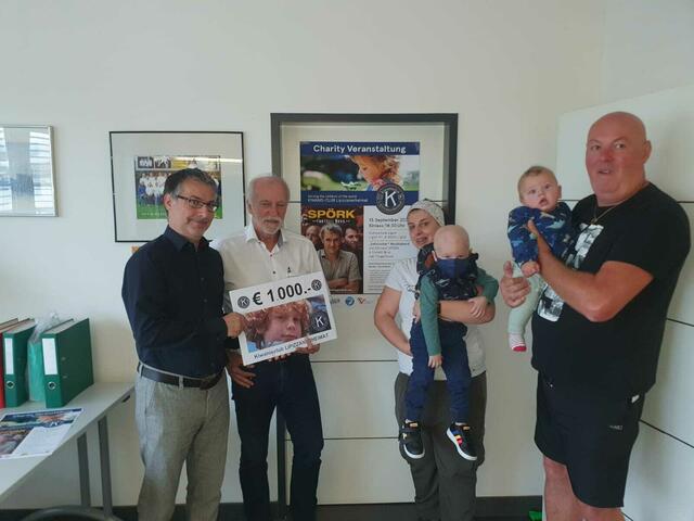 Scheckübergabe: (v. l.) Kiwanis-Präsident Martin Tasotti und Anton Wipfler, Jannine Dirnberger mit Daniel sowie Gerald Bauer | Foto: Kiwanis Lipizzanerheimat