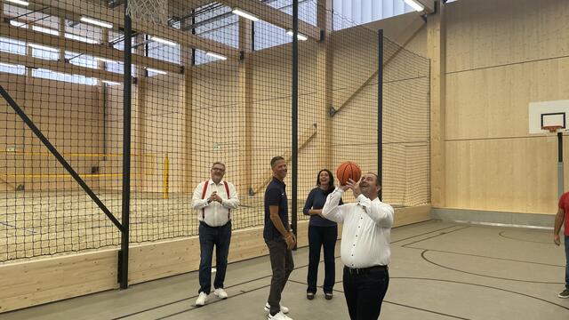 Bei der Eröffnung der neuen Sport &amp; Fun Halle versuchte sich Bezirksvorsteher Alexander Nikolai (SPÖ) im Basketball. | Foto: Kathrin Klemm