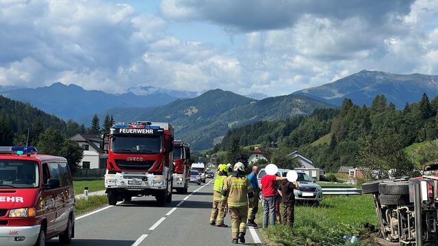 Von einem Einsatz bei einem schweren Verkehrsunfall, bei dem ein mit Hackgut beladener LKW auf B96 bei Tamsweg-Sauerfeld umgestürzt war, berichtete die Freiwillige Feuerwehr Tamsweg. | Foto: Feuerwehrbezirk Tamsweg, Lungau / Thomas Keidel
