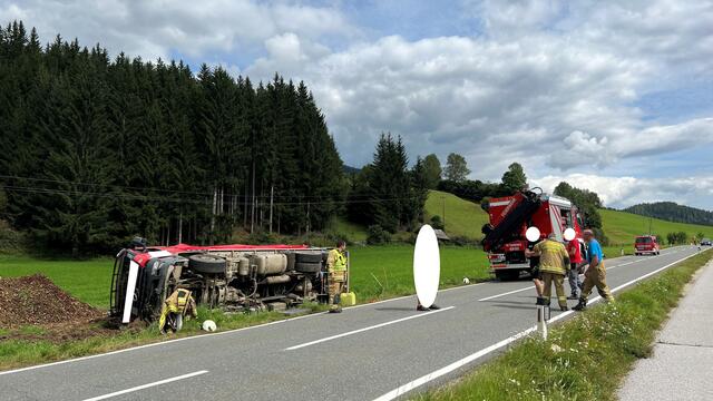 Von einem Einsatz bei einem schweren Verkehrsunfall, bei dem ein mit Hackgut beladener LKW auf B96 bei Tamsweg-Sauerfeld umgestürzt war, berichtete die Freiwillige Feuerwehr Tamsweg. | Foto: Feuerwehrbezirk Tamsweg, Lungau / Thomas Keidel