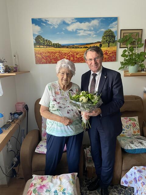Franz Piribauer gratulierte Stefanie Domnanich zum 90. Geburtstag. | Foto: Weller
