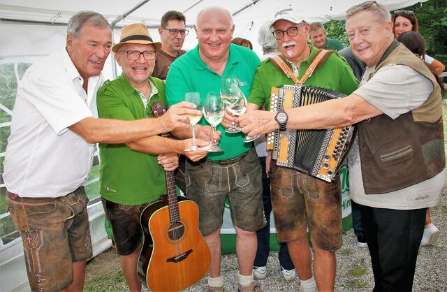 Schunkeln, singen und tanzen - da kommt Freude auf! | Foto: Naturfreunde Himberg