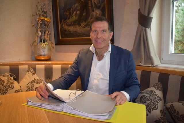 Projektbetreuer Vizebgm. Friedl Siller wollte die Rampe asphaltieren – hatte beim Bau der neuen Verabschiedungskapelle aber auch viele Vorgaben vom Denkmalamt umzusetzen. | Foto: Kainz
