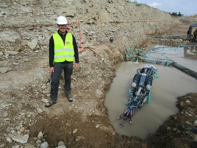 Erfolgreicher Feldversuch in Estland: Michael Berner vom Lehrstuhl für Bergbaukunde, Bergtechnik und Bergwirtschaft der Montanuniversität mit dem Prototyp des Bergbau-Roboters.  | Foto: Sifferlinger