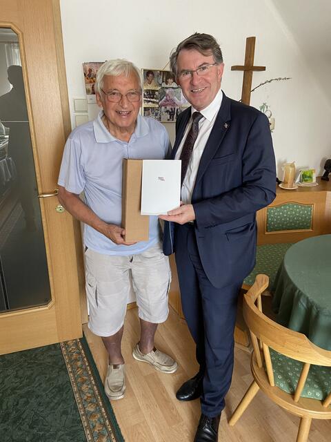 Franz Piribauer gratulierte Hubert Haschka zum 80. Geburtstag. | Foto: Weller