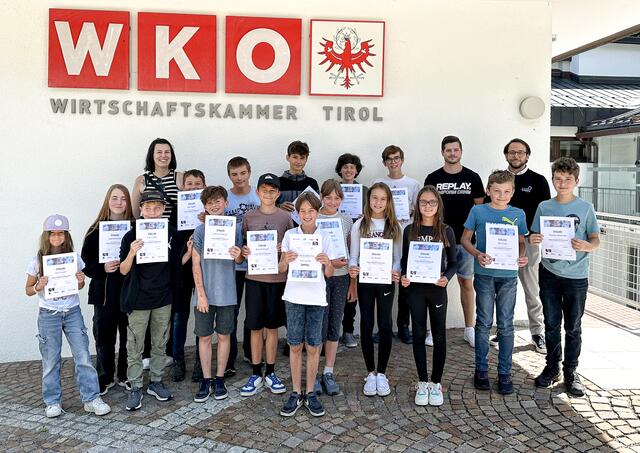 Strahlende Gesichter der Coding4Kids-Teilnehmer:innen bei der Urkundenübergabe in der WK Landeck. | Foto: Coding4Kids/Julia Hofer