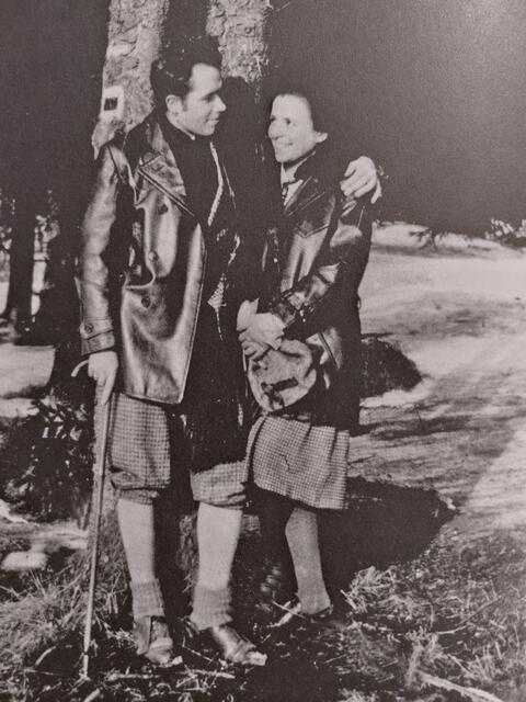 Beim dritten Spaziergang durch die Gartenstadt St. Peter gibt die Tochter von Victor und Melitta Urbancic (geb. Grünbaum) (v.l. am Foto, um 1928) einen Einblick in ihre Familiengeschichte. | Foto: Privatbesitz S.U.K.