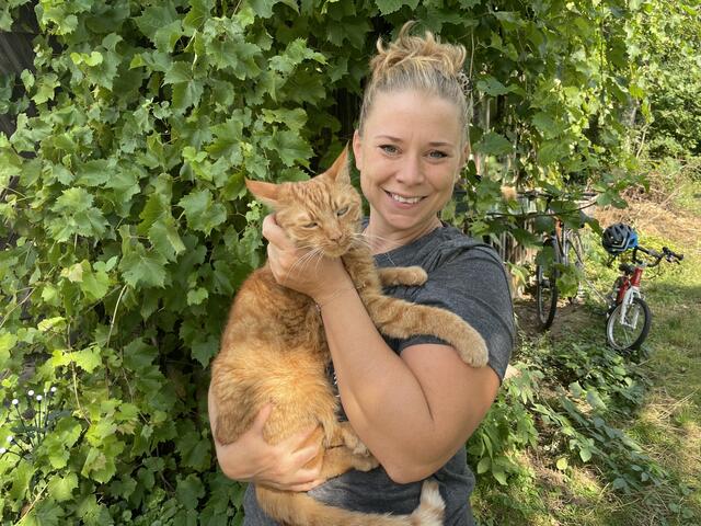 Lisa Köhler zeigt ihren Kater.
