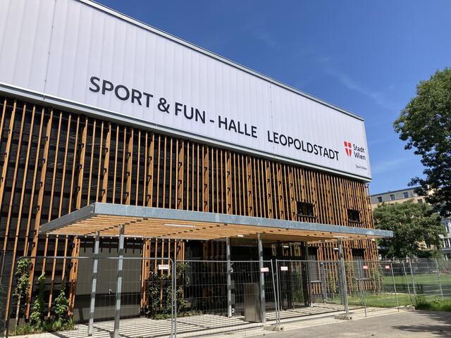 Bei der neuen Sport &amp; Fun-Halle Leopoldstadt setzte man auf viel Holz, grün und einer Photovoltaik-Anlage am Dach. | Foto: Johannes Reiterits
