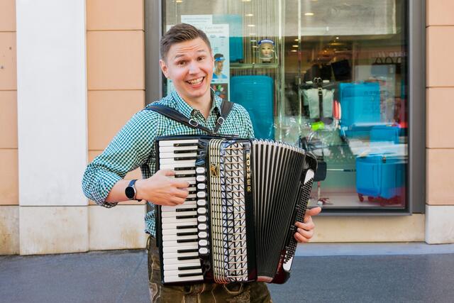 Martin Mairhofer ist am 2. September beim Remasuri mit der Zieharmonika in der Wollzeile unterwegs. | Foto: Veronika Steinberger