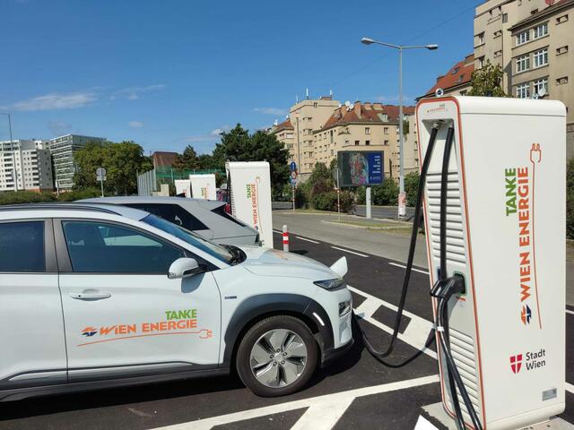 An den fünf Säulen mit insgesamt zehn Ladestellen sollen Lenkerinnen und Lenker ihr E-Auto künftig besonders schnell aufladen können. 12 Minuten für 100 Kilometer-Reichweite, so das Versprechen. | Foto: Patricia Kornfeld