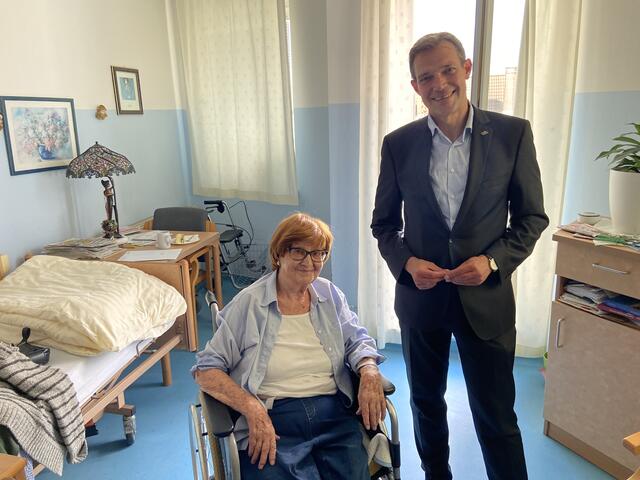 Philipp Gruber gratulierte Frieda Hayden zum 95. Geburtstag. | Foto: Weller