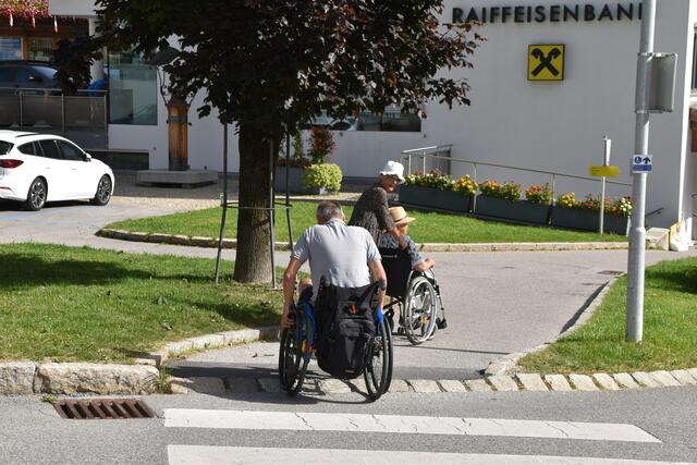 An den Gehsteigkanten soll sich ebenfalls bald was tun. | Foto: Kainz