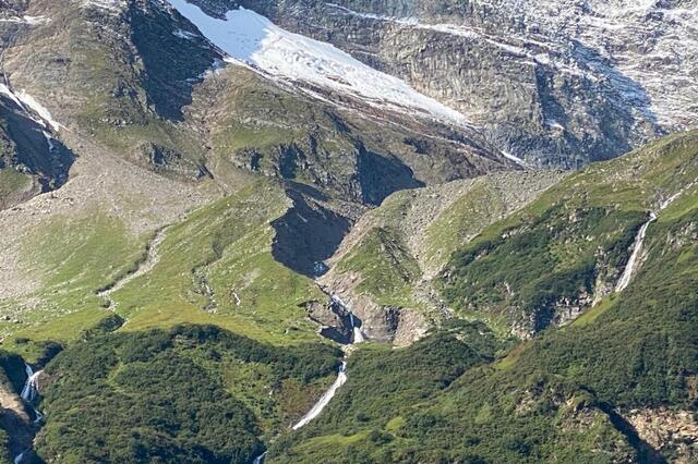 Am Pilatuskar, oberhalb von Kolm Saigurn, rissen die enormen Wassermassen beim Starkregen am 28.08.2023 einen 70 bis 100 Meter tiefen Graben (Bildmitte) in das Pilatuskar und beförderten das Geröll nach unten ins Tal. | Foto: WLV/Gebhard Neumayr