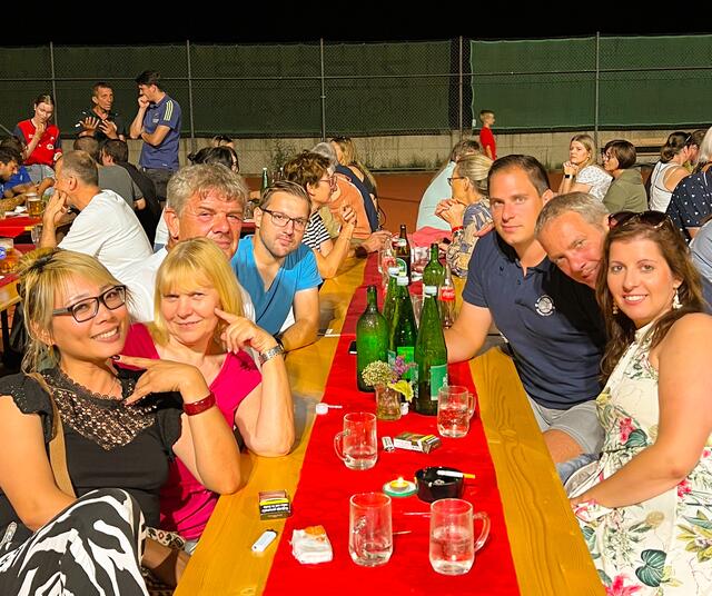 Unter den Gästen war auch eine Abordnung des Tennisvereins Minihof-Liebau mit Yvonne Jost, Gerlinde un Martin Poglitsch, Thomas Katzbeck, Christian Poglitsch, David Jost und Simone Poglitsch. | Foto: Fabio Halb