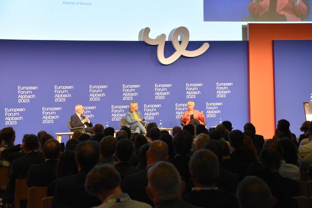 Alexander Van der Bellen, Moderatorin Corinna Milborn und die slowenische Präsidentin Nataša Pirc Musar im ersten Teil der Eröffnung.  | Foto: Barbara Fluckinger