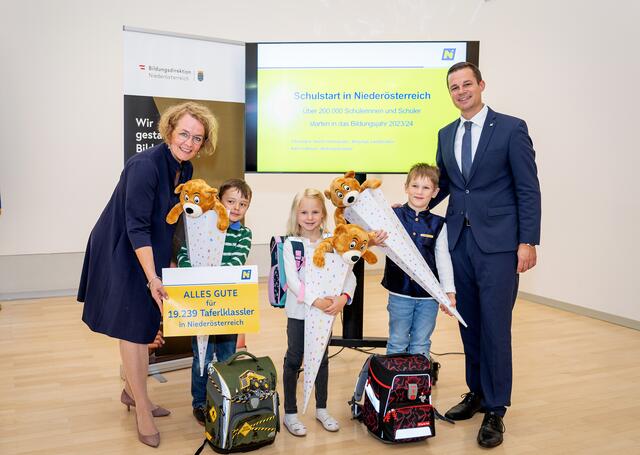 Bildungs-Landesrätin Christiane Teschl-Hofmeister, Kristan Eicher, Lea Wetzel, Eliah Grünn und Bildungsdirektor Karl Fritthum | Foto: NLK Pfeffer
