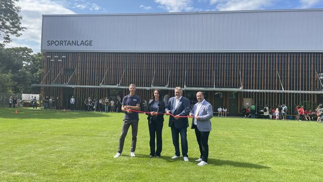 v.l.:  Sport Wien-Abteilungsleiter Anatol Richter, Neos Wien-Sprecherin für Stadtentwicklung Selma Arapović, Sportstadtrat Peter Hacker und Leopoldstädter Bezirksvorsteher Alexander Nikolai (beide SPÖ). | Foto: Kathrin Klemm