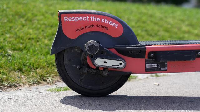 Seit einiger Zeit auf Wiens Straßen zu sehen: Voi-E-Roller aus Schweden. | Foto: Alexander Mach/RMW
