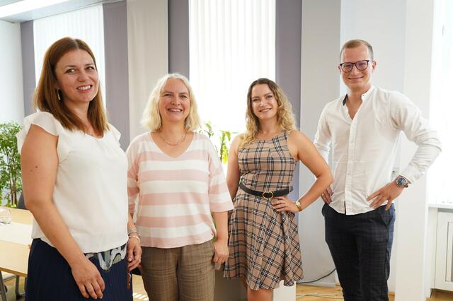 Das Team der neuen Beratungsstelle.
Im Bild v.l.n.r: Ilona Kotolácsi-Mikóczy (Bedarfskoordinatorin Quereinstieg), Gabriele Sommer-Eiwegger (Referatsleiterin Personalmanagement Pflichtschulen), Laura Quehenberger (Abteilungsleiterin, Abteilung Präs/4 Personal Landeslehrpersonen) und Philipp Juhász, (Referatsleiter Dienst- und Besoldungsrecht Pflichtschulen) | Foto: Land Salzburg/Sophie Huber-Lachner