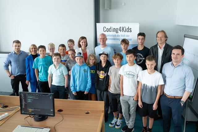 Die Schülerinnen und Schüler des Programmierkurses „Coding4Kids“ in Innsbruck gemeinsam mit Generalsekretärin-Stv. Mariana Kühnel (hinten, 5.v.r.), Projektleiter Mario Eckmaier (hinten, 4.v.r.), IC-Spartenobmann Dietmar Hernegger (hinten, r.) und WK Tirol-Direktorin Evelyn Geiger-Anker (2.v.l.) und den beiden Trainern Kevin Riedl (l.) und Christof Jori (r.). | Foto: FACTOR/Caro Doll