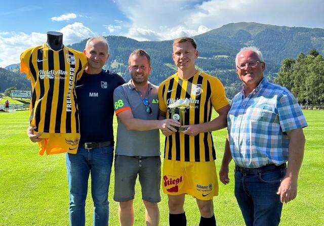 KFV-Vizepräsident Thomas Jank übergab Arnold Freissegger jun. den "Goldenen Schuh" als erfolgreichster Torjäger der 1. Klasse C. | Foto: SC Reichenau/Falkert