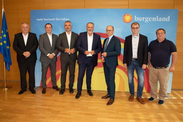 Wolfgang Werderits, Geschäftsführer der Verkehrsbetriebe Burgenland GmbH, Paul Blaguss, geschäftsführender Gesellschafter der Blaguss Gruppe, Verkehrslandesrat Mag. Heinrich Dorner, Landeshauptmann Hans Peter Doskozil, Hubert Kuzdas, Regionalmanger Ost in der Postbus AG, Werner Gumprecht, Geschäftsführer der Dr. Richard Gruppe und Günther Glöckl, Geschäftsführer der Sonnenland Draisinentour GmbH | Foto: Sandra Koeune