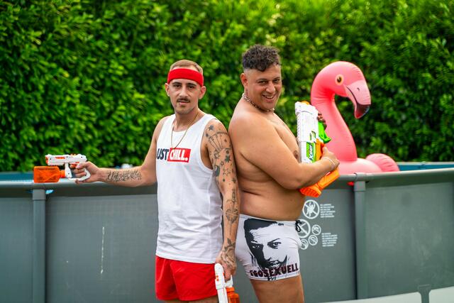 Skandal-Bauer Marius Engelbrecht und Rapper Stefan Kalu singen "Du bist Porno". | Foto: Engelbrecht-Kalu