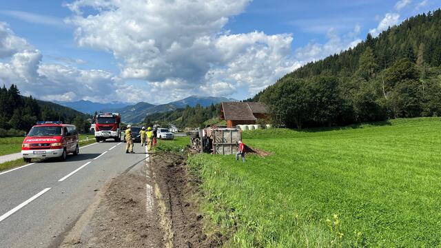 Von einem Einsatz bei einem schweren Verkehrsunfall, bei dem ein mit Hackgut beladener LKW auf B96 bei Tamsweg-Sauerfeld umgestürzt war, berichtete die Freiwillige Feuerwehr Tamsweg. | Foto: Feuerwehrbezirk Tamsweg, Lungau / Thomas Keidel