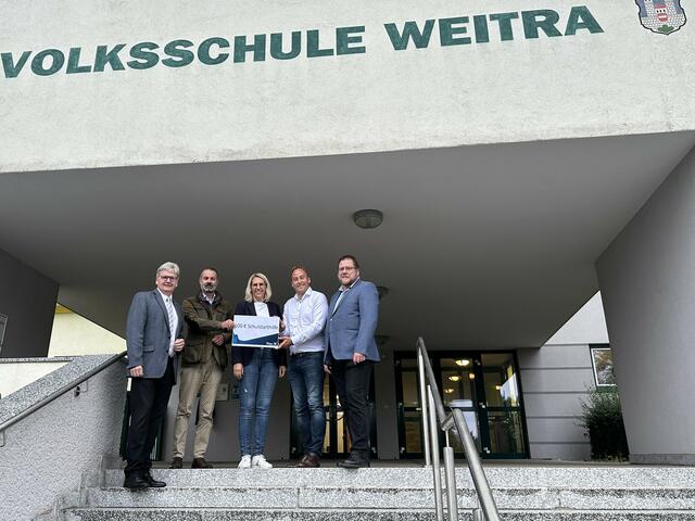 Gemeinderat Hubert Prinz, Gemeinderat Dietmar Butschell, Vizebürgermeisterin und Schuldirektorin Petra Zimmermann-Moser, Bürgermeister Patrick Layr und Stadtrat Rainer Oppel (v.l.). | Foto: Stadtgemeinde Weitra