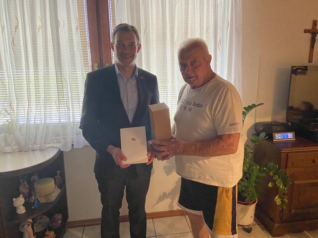 Philipp Gruber gratulierte Ferdinand Hayek zum 80. Geburtstag. | Foto: Weller