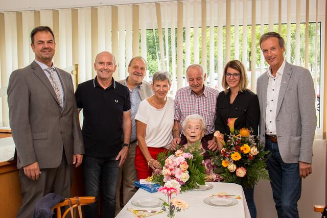 Hildegard Gracner im Kreise ihrer Gratulanten. | Foto:  Stadtgemeinde Kapfenberg/Kapeller