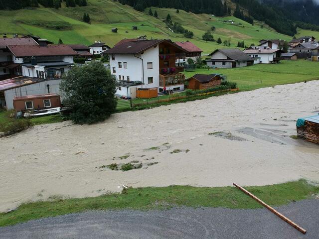 Nahe des Wohngebiets trat die Pitze mehrmals über die Ufer. | Foto: Gemeinde St. Leonhard