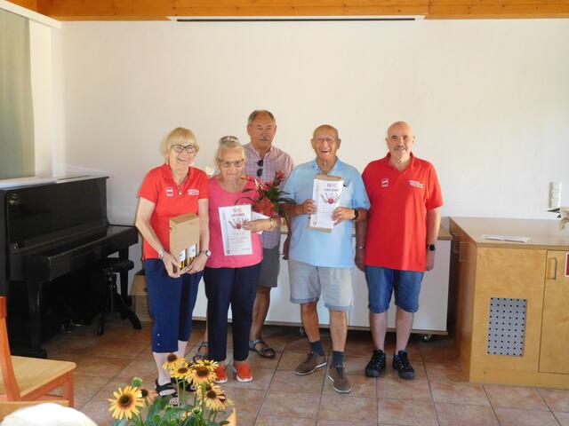 Die älteste Teilnehmerin Sophie Schwarz und Fritz Pratl sowie das Organisatoren-Team | Foto: Adam-Stolz